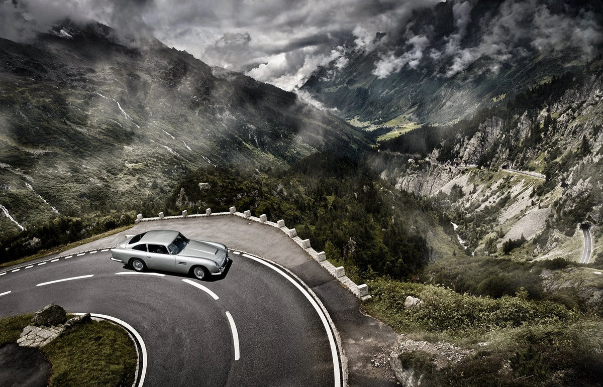 Aston Martin DB5 op een haarspeldbocht in een bergpas