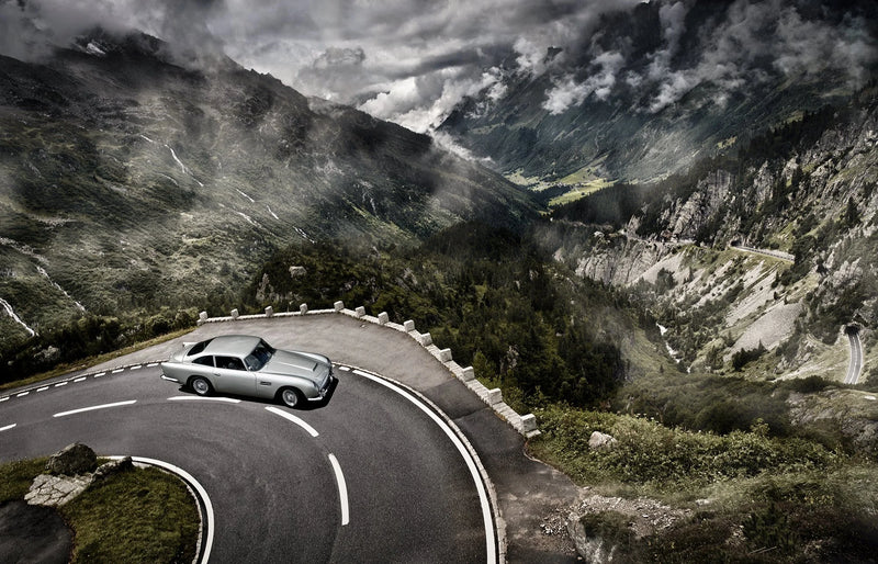 Aston Martin DB5 op een haarspeldbocht in een bergpas