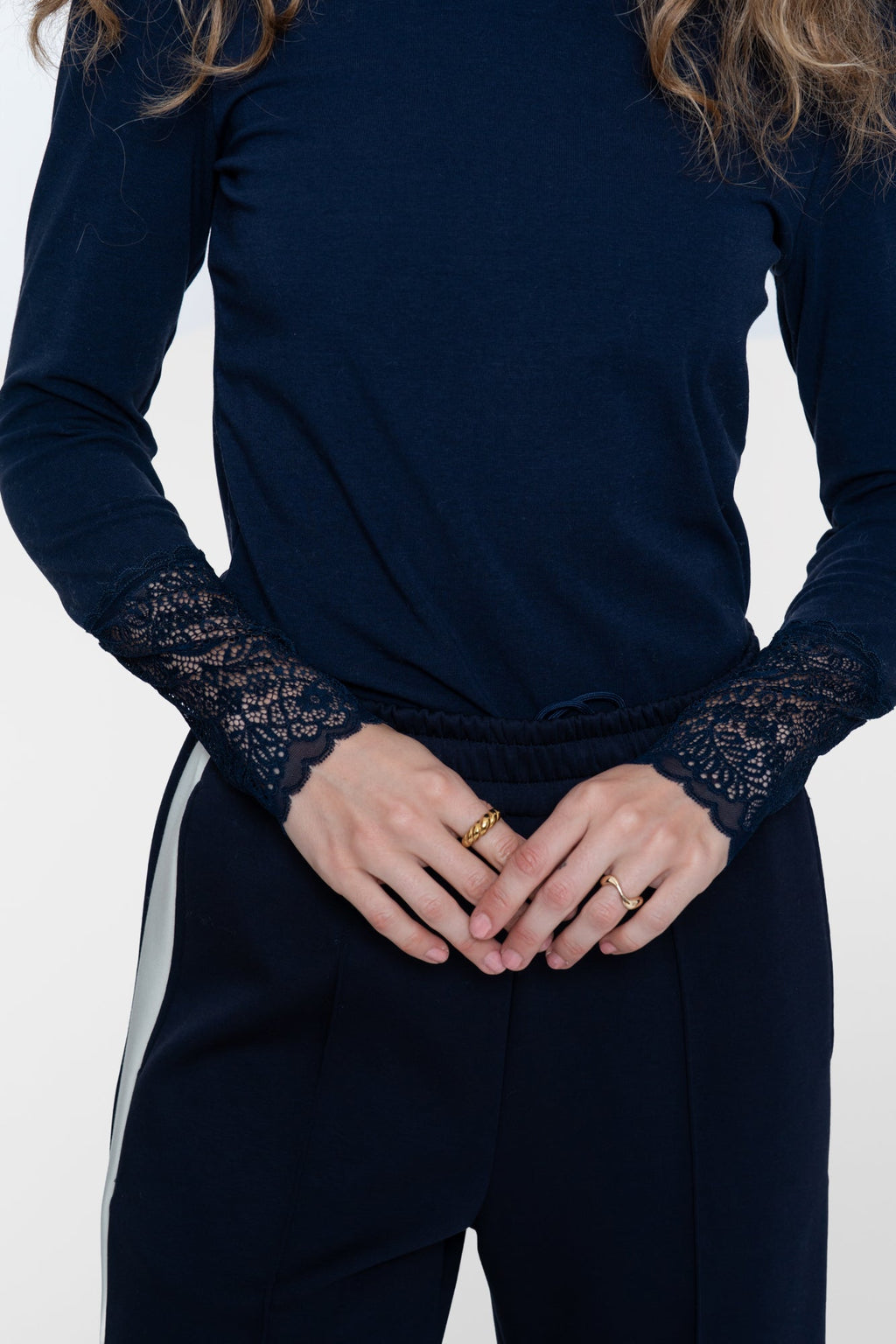 Geisha basic top met kanten manchetten in navy