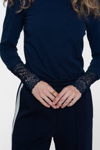 Geisha basic top met kanten manchetten in navy