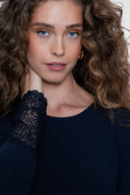 Geisha basic top met kanten manchetten in navy