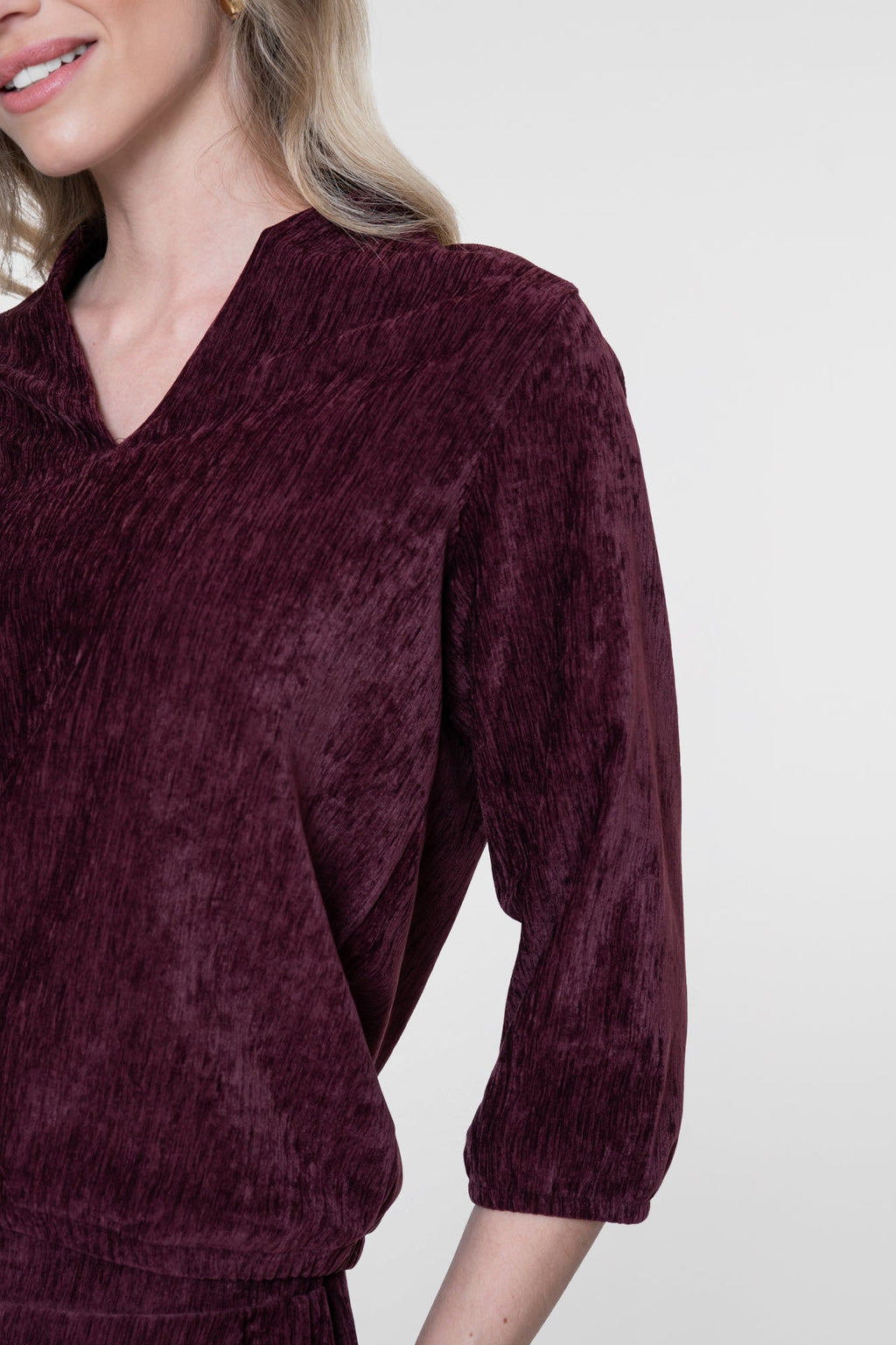 Geisha veloursachtige top met V-snit en 3/4 mouwen in burgundy