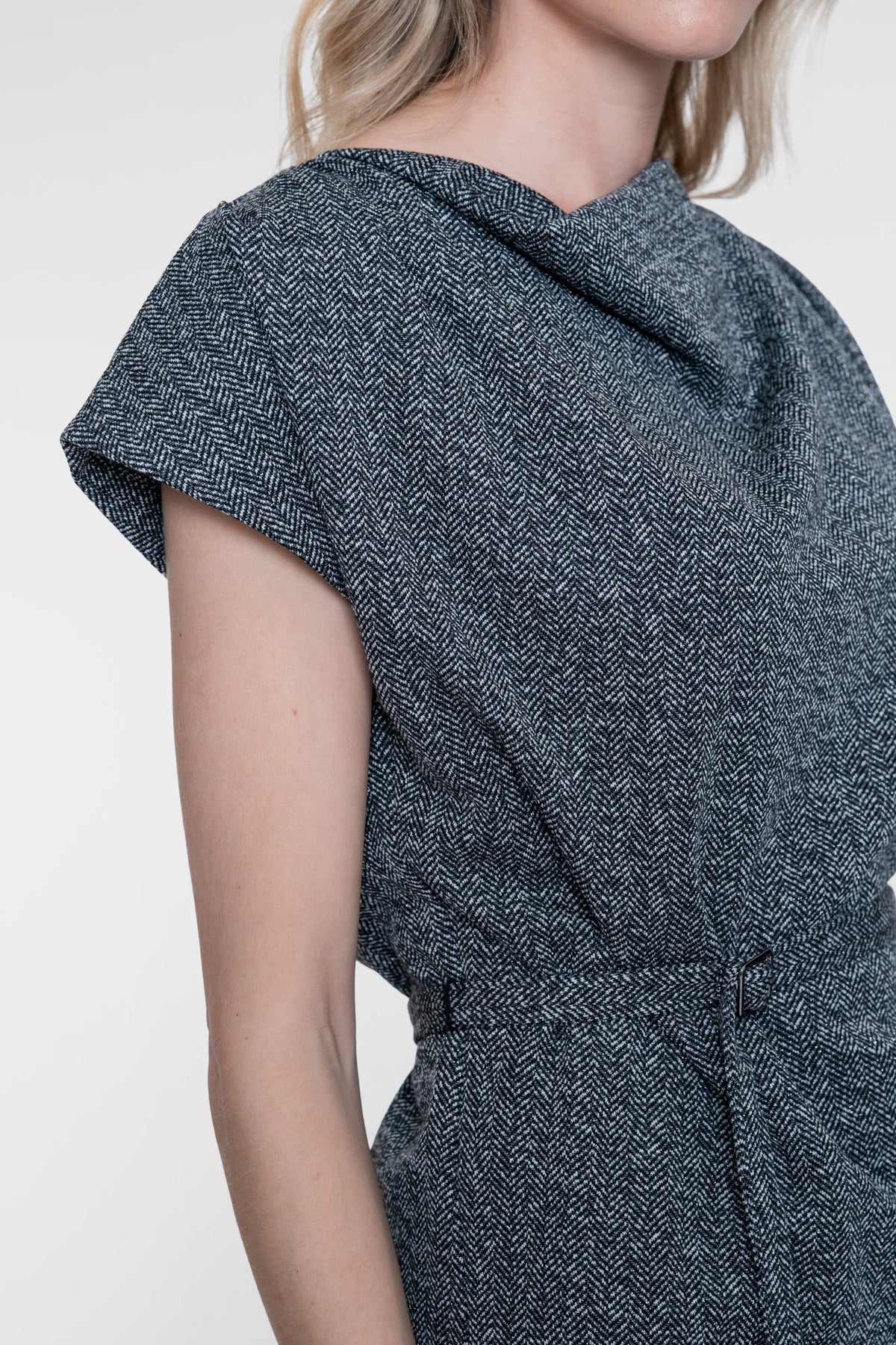Geisha top met ceintuur en watervalhals in black/off white
