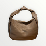 Beige Baldinini handtas van 100% leder met een elegante geknoopte schouderband, verkrijgbaar bij Brands Only Webshop.