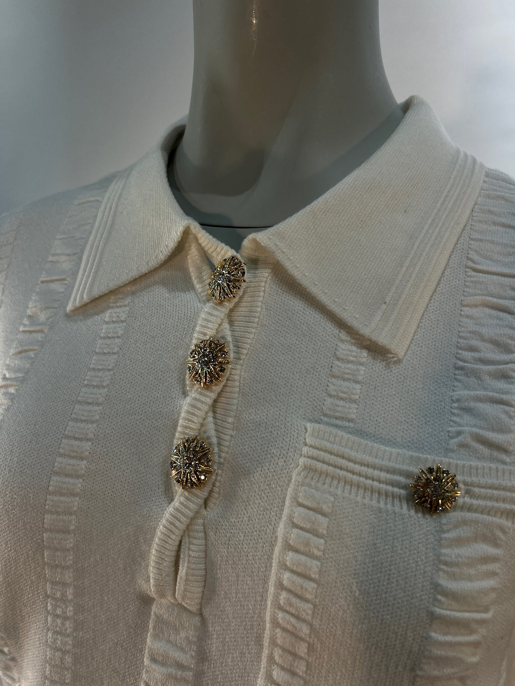Leo & Ugo pull écru à col polo et boutons bijoux pour femme