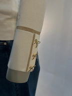 Leo & Ugo pull écru/doré à motif de nœuds et larges poignets pour femme