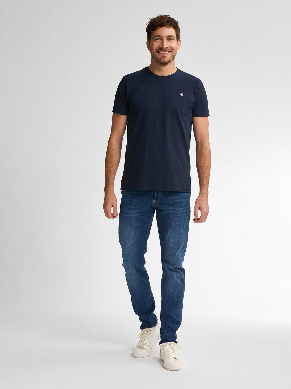 Petrol T-shirt donkerblauw met rond logo-embleem op de borst voor heren