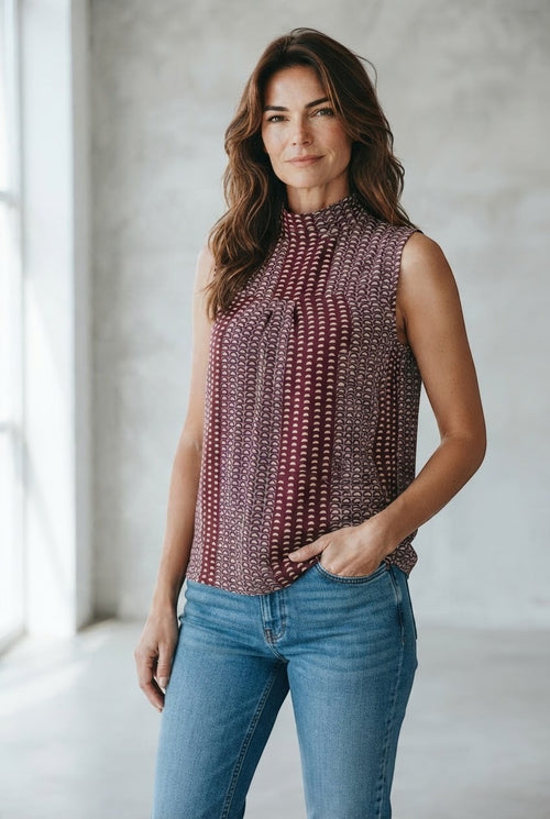 Nenette top bordeaux à col montant et imprimé graphique pour femme