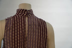 Nenette top bordeaux à col montant et imprimé graphique pour femme
