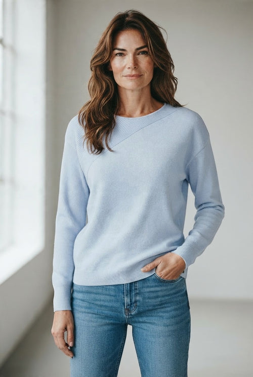 Xandres pull bleu clair à col rond et côtes en biais pour femme