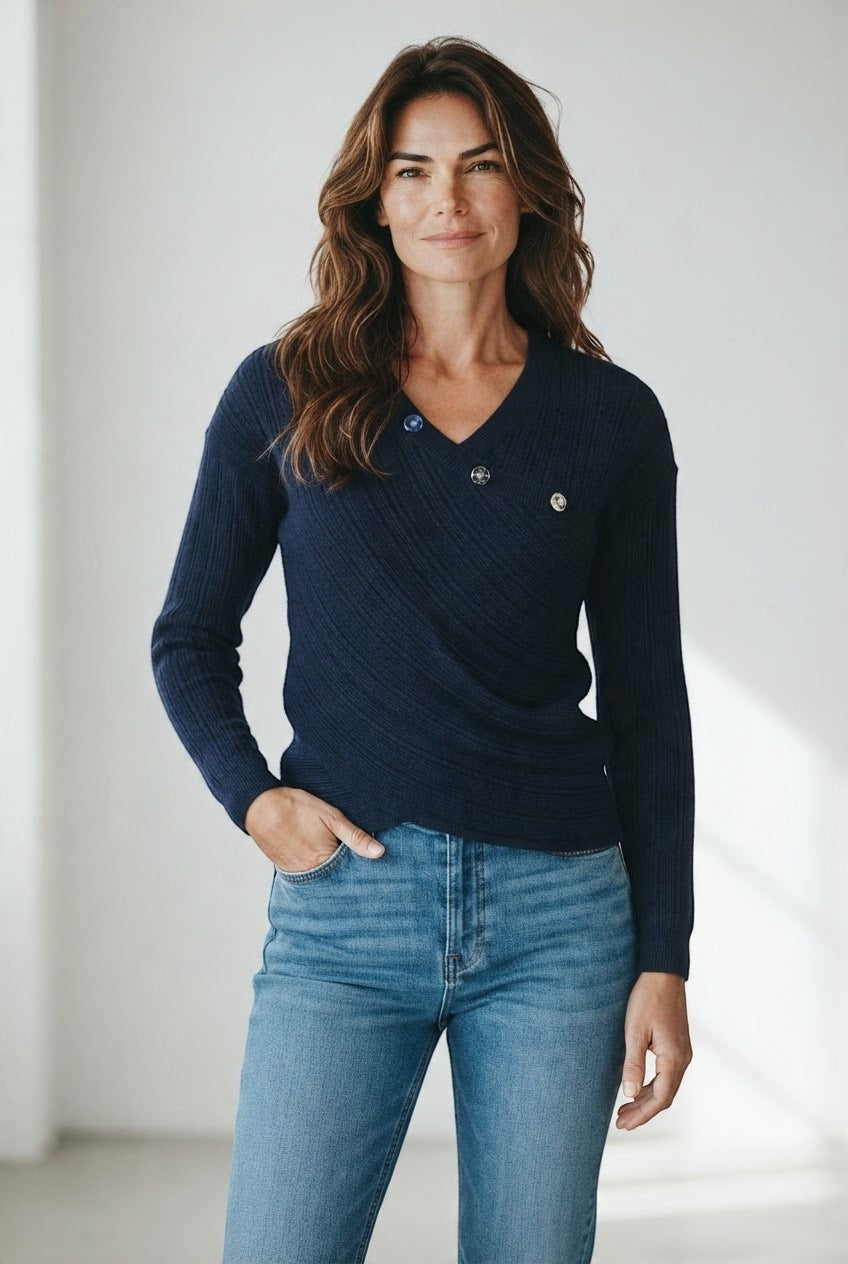 Caroline Biss pull bleu à col V croisé et boutons décoratifs pour femme