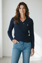 Caroline Biss pull bleu à col V croisé et boutons décoratifs pour femme