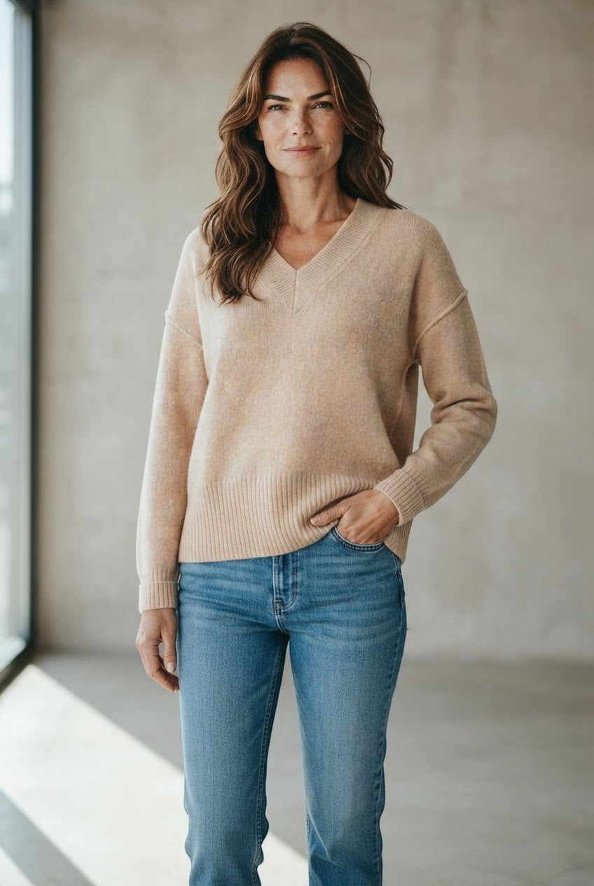 Jeff trui beige met V-hals en zichtbare naden voor dames