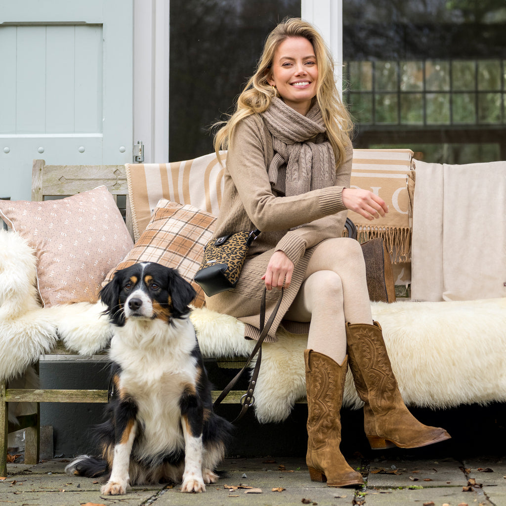 HV Society jurk beige gebreid met brede col voor dames