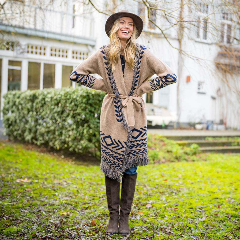 HV Society vest beige lang met donkerblauw jacquard, franjes en ceintuur voor dames