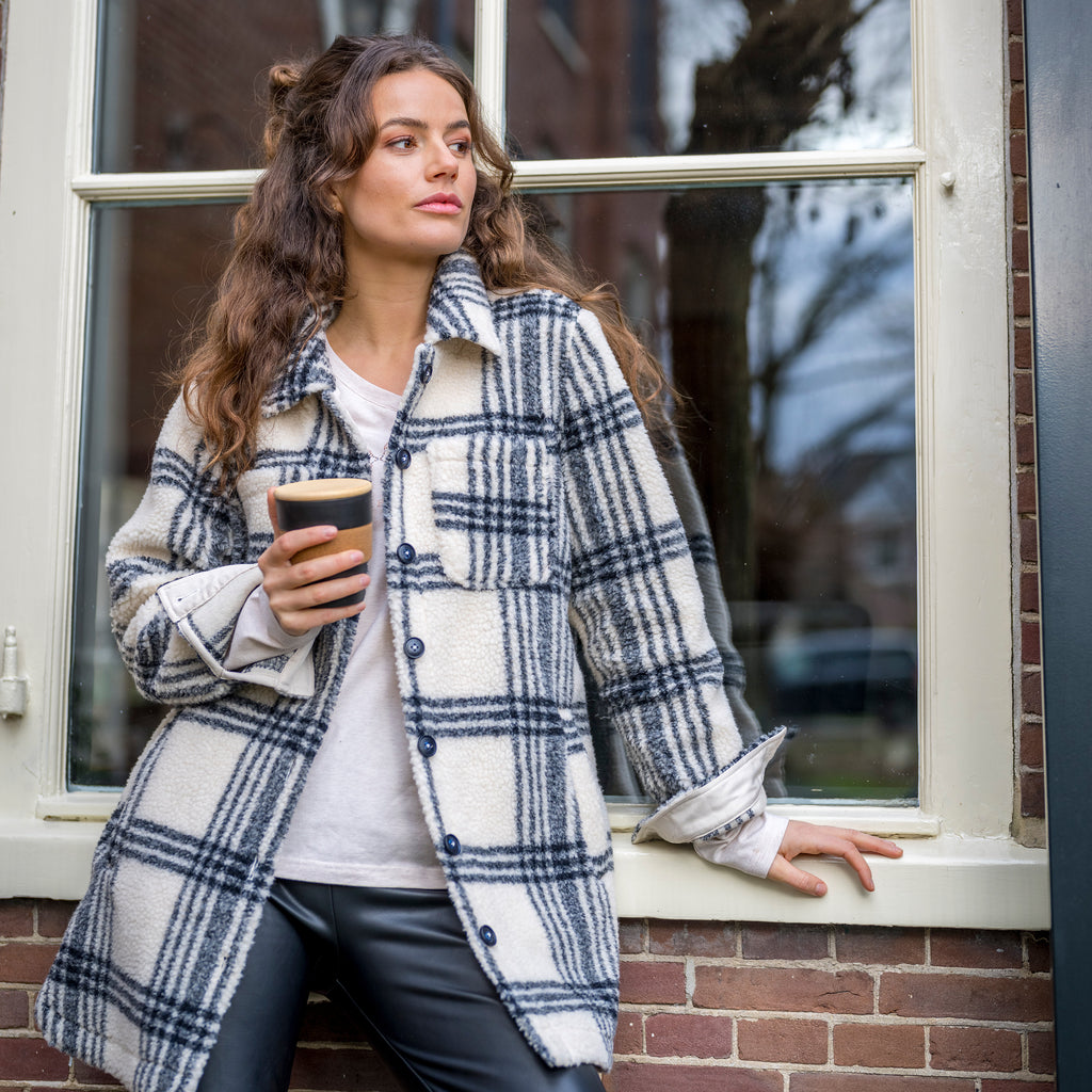 HV Society blouse ecru met donkerblauwe ruit en borstzakken voor dames