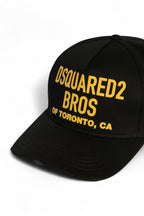 Dsquared2 pet zwart met gele tekstopdruk en gerafelde klep unisex