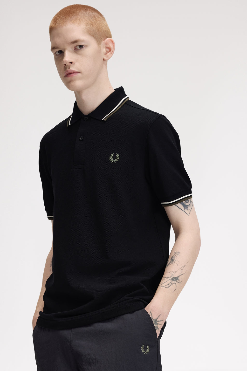 Fred Perry polo zwart met dubbele bies in ecru en olijf voor heren