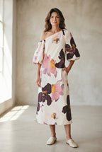 Stine Goya jurk ecru met grote bloemenprint en asymmetrische hals voor dames