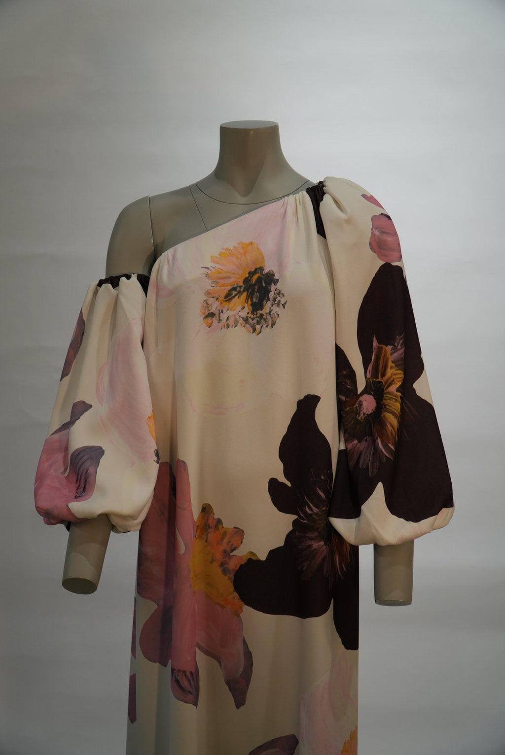 Stine Goya jurk ecru met grote bloemenprint en asymmetrische hals voor dames