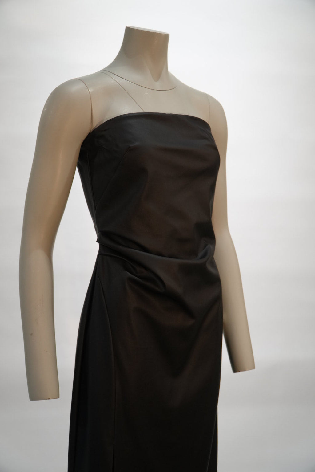Ottod'Ame robe noire bustier drapée avec fente pour femme
